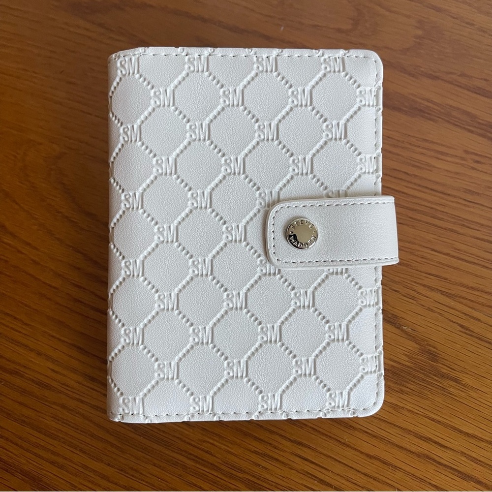 Steve Madden Passport Holder Vanilla NWOT